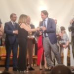 Il sindaco Ascanio Cascella consegna l'assegno a Dorina Petrilli