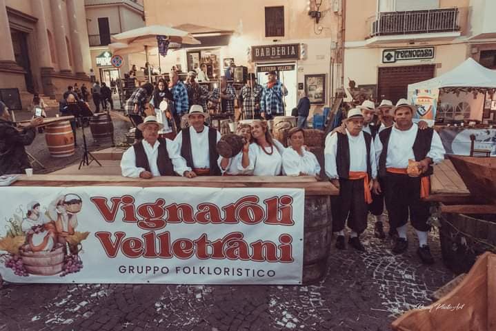Vignaroli Velletrani in piazza Mazzini per la Festa dell'Uva e dei Vini