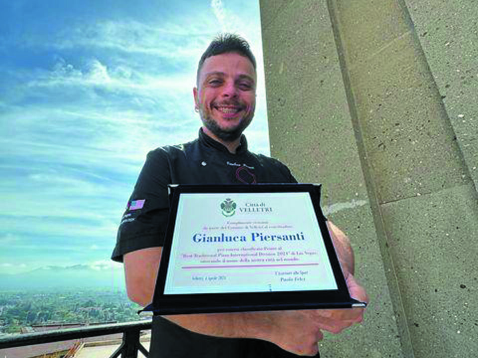 Il pizzaiolo Gianluca Piersanti premiato in Comune