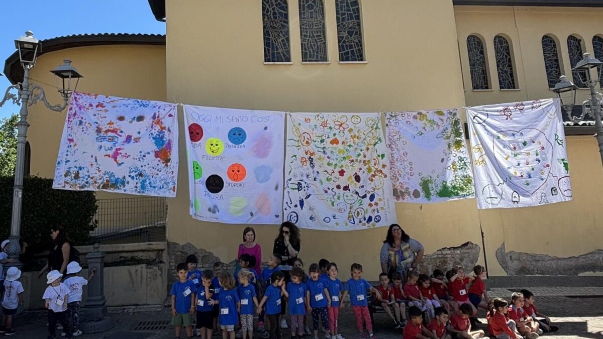 Lariano, in mostra i bellissimi teli colorati dai bambini delle scuole d’Infanzia, in piazza Santa Eurosia