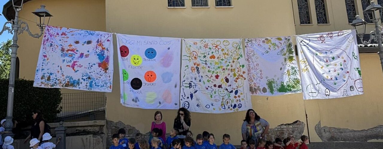 Lariano, in mostra i bellissimi teli colorati dai bambini delle scuole d’Infanzia, in piazza Santa Eurosia