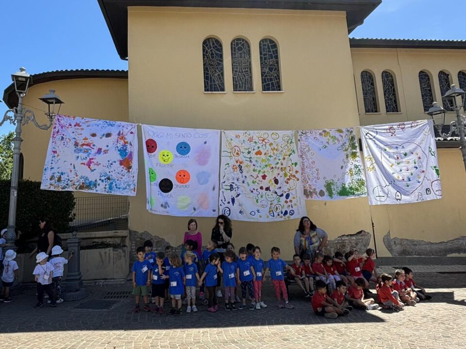 Lariano, in mostra i bellissimi teli colorati dai bambini delle scuole d’Infanzia, in piazza Santa Eurosia
