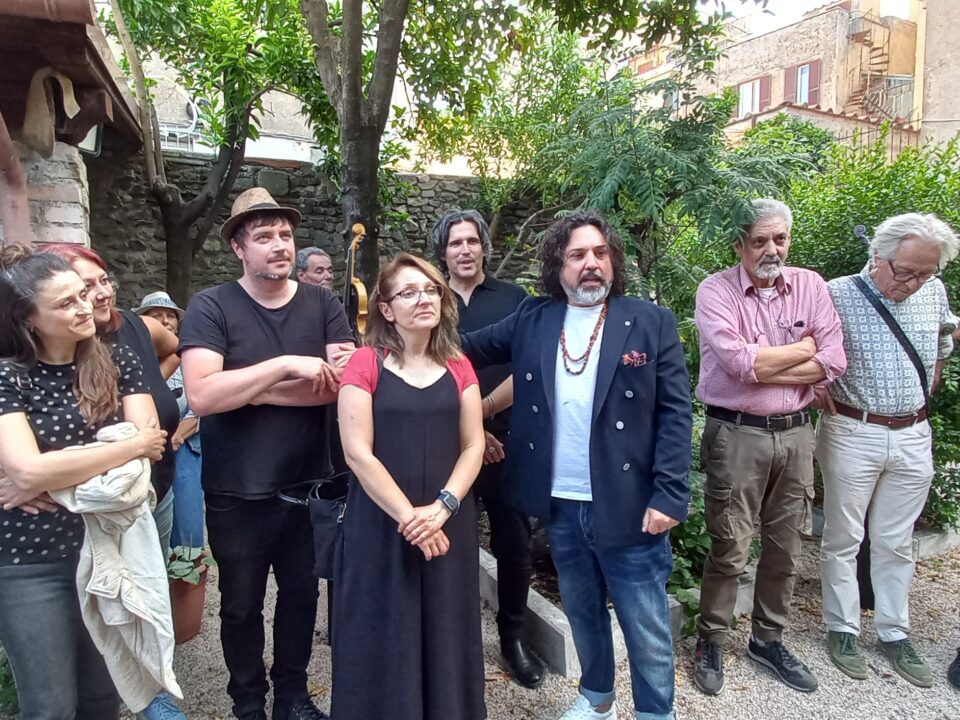 Gli artisti con, al centro, Luca Rondoni e GIanfranco Roffi.