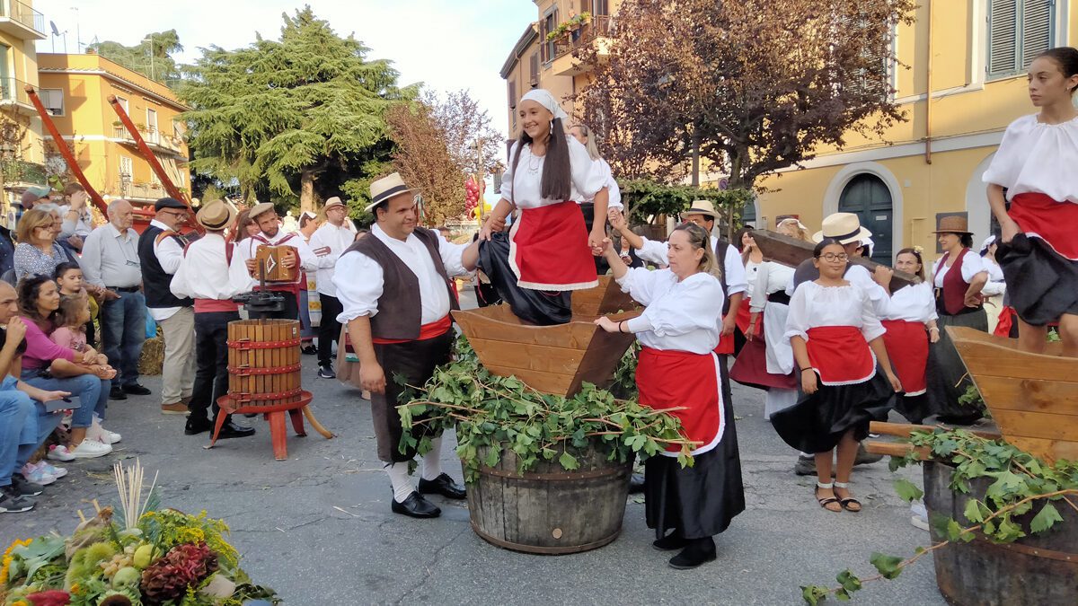 Vignaroli Velletrani alla Festa dell'Uva e dei Vini tra Pigiatura dell'Uva, allestimenti e tanto altro