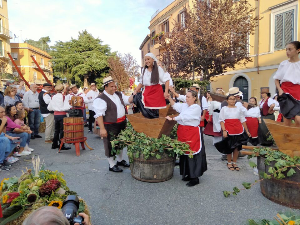 Vignaroli Velletrani alla Festa dell'Uva e dei Vini tra Pigiatura dell'Uva, allestimenti e tanto altro