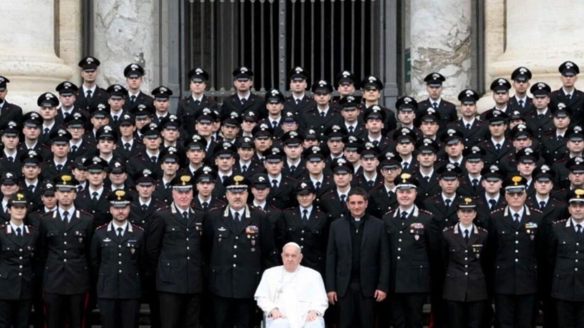 Dopo la Confermazione nella Cattedrale di San Clemente, Papa Francesco accoglie i giovani Allievi Carabinieri della Scuola veliterna in Udienza Generale