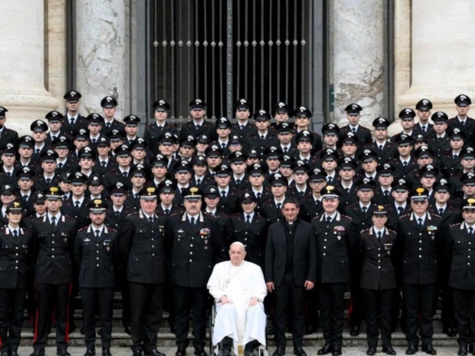 Dopo la Confermazione nella Cattedrale di San Clemente, Papa Francesco accoglie i giovani Allievi Carabinieri della Scuola veliterna in Udienza Generale