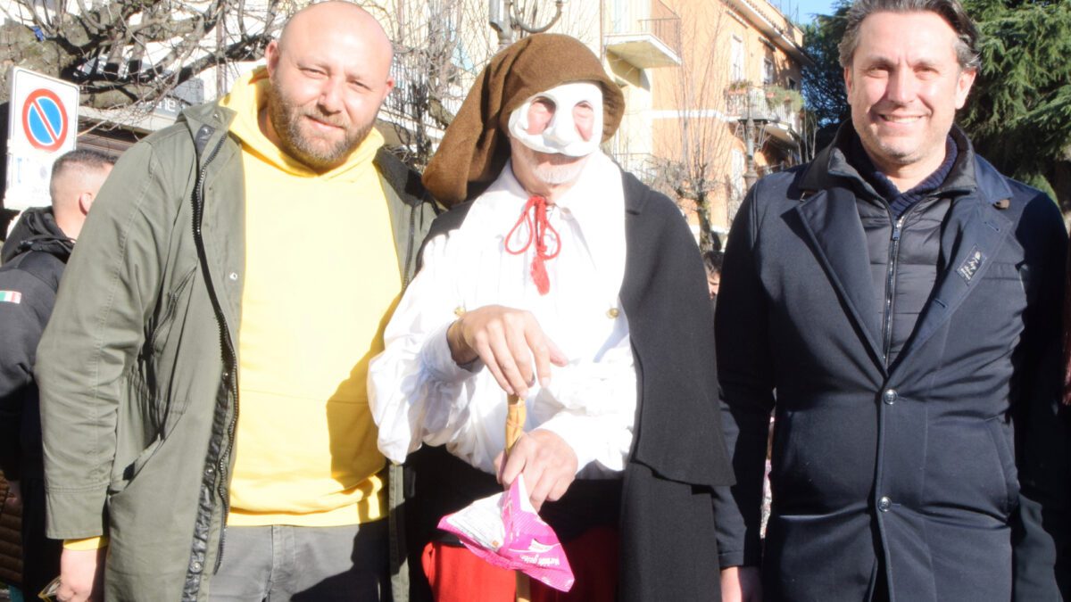 Carnevale Popolare Veliterno Quattro sfilate con nove carri allegorici, Festa dei Bambini e Festa dei Nonni