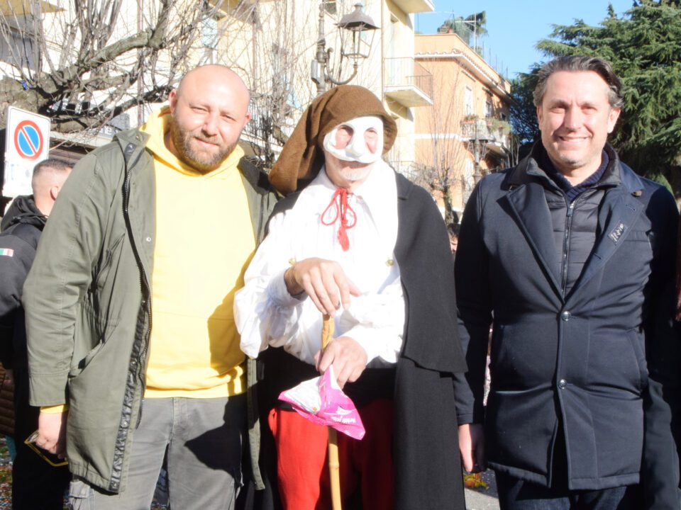 Carnevale Popolare Veliterno Quattro sfilate con nove carri allegorici, Festa dei Bambini e Festa dei Nonni